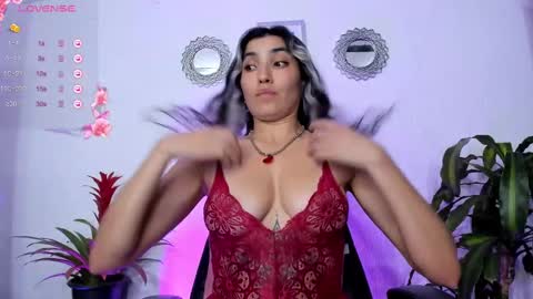 Snapshot of bella_thorne3 chatting on 03.02.25 Bella online show from 03.02.25