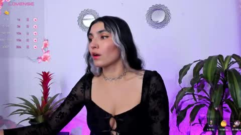 Snapshot of bella_thorne3 chatting on 03.07.25 Bella online show from 03.07.25