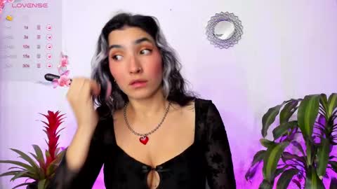 Snapshot of bella_thorne3 chatting on 03.12.25 Bella online show from 03.12.25