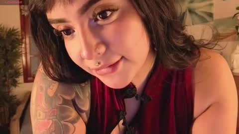 Snapshot of bellaa_miller chatting on 10.11.25 Bella  online show from 10.11.25