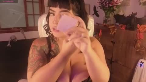 Snapshot of bellaa_miller chatting on 10.14.25 Bella  online show from 10.14.25