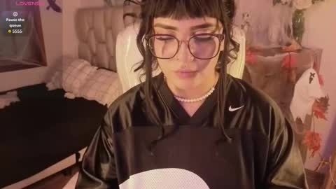 Snapshot of bellaa_miller chatting on 10.18.25 Bella  online show from 10.18.25