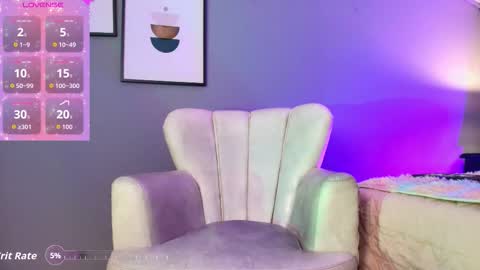 Snapshot of bellafernandez chatting on 09.22.25 Bella online show from 09.22.25