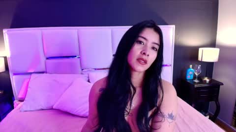 Snapshot of bellafernandez chatting on 10.16.25 Bella online show from 10.16.25