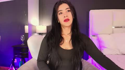 Snapshot of bellafernandez chatting on 11.27.25 Bella online show from 11.27.25