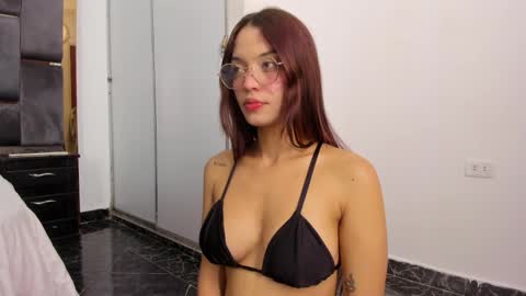 Snapshot of bellahot_387 chatting on 11.26.25 BELLA online show from 11.26.25