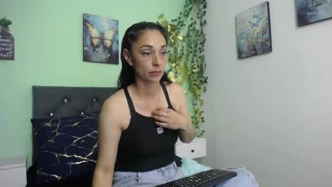 Snapshot of bellamarquez_ chatting on 10.25.25 Bella online show from 10.25.25