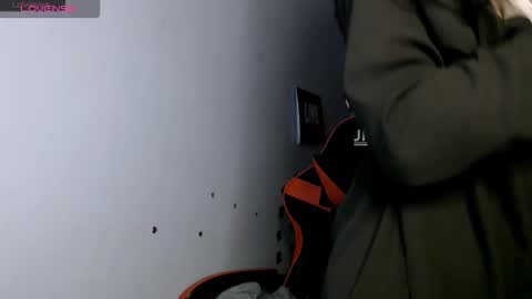 bellaqueen0701 online show from 12.15.25