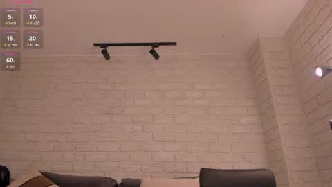 Snapshot of bellathompsonx_ chatting on 07.25.26 Bella online show from 07.25.26