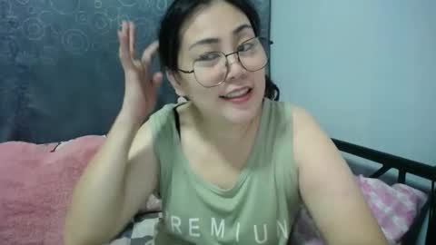 Snapshot of bellbabe chatting on 10.13.25 Bella online show from 10.13.25