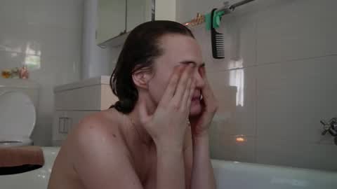 Snapshot of bellebabyboo chatting on 11.04.25 BELLE online show from 11.04.25