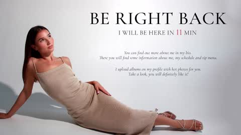 Snapshot of bellla_haddid chatting on 12.30.24 Bella online show from 12.30.24