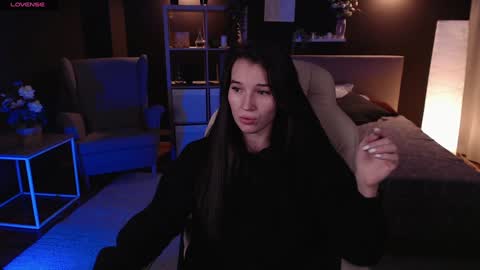 Snapshot of bellla_haddid chatting on 01.20.25 Bella online show from 01.20.25