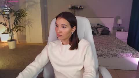 Snapshot of bellla_haddid chatting on 09.13.25 Bella online show from 09.13.25