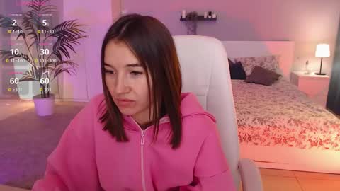 Snapshot of bellla_haddid chatting on 09.16.25 Bella online show from 09.16.25