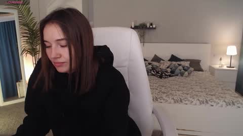 Snapshot of bellla_haddid chatting on 09.19.25 Bella online show from 09.19.25