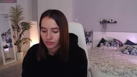 Snapshot of bellla_haddid chatting on 09.24.25 Bella online show from 09.24.25