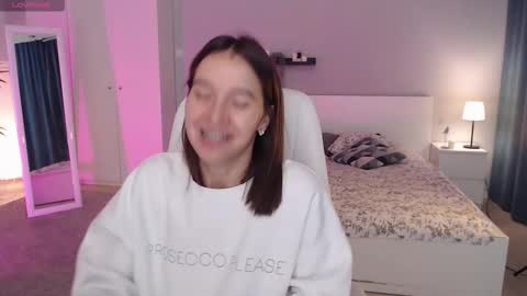 Snapshot of bellla_haddid chatting on 09.27.25 Bella online show from 09.27.25