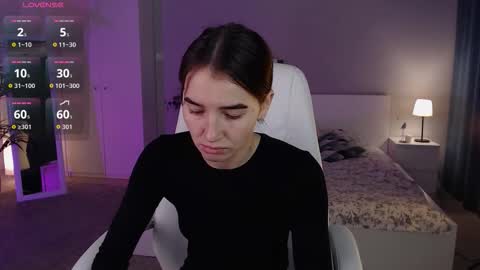 Snapshot of bellla_haddid chatting on 09.29.25 Bella online show from 09.29.25