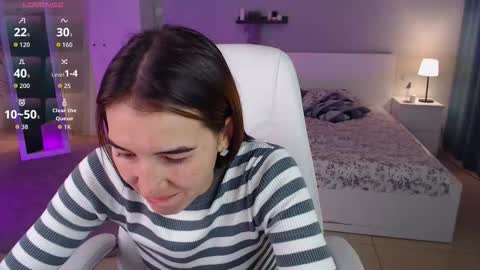 Snapshot of bellla_haddid chatting on 09.30.25 Bella online show from 09.30.25