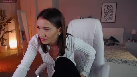 Snapshot of bellla_haddid chatting on 10.08.25 Bella online show from 10.08.25