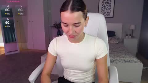 Snapshot of bellla_haddid chatting on 10.10.25 Bella online show from 10.10.25