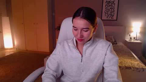 Snapshot of bellla_haddid chatting on 10.12.25 Bella online show from 10.12.25