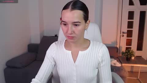 Snapshot of bellla_haddid chatting on 10.15.25 Bella online show from 10.15.25