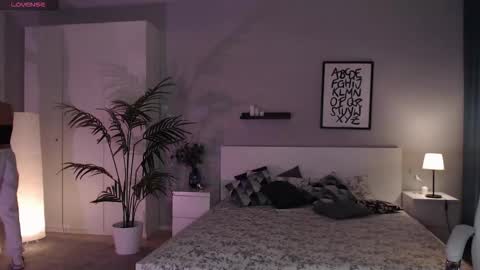 Snapshot of bellla_haddid chatting on 10.19.25 Bella online show from 10.19.25