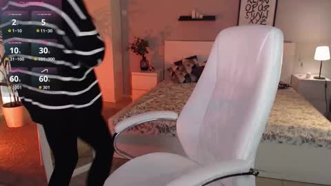 Snapshot of bellla_haddid chatting on 10.21.25 Bella online show from 10.21.25