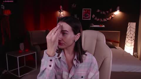 Snapshot of bellla_haddid chatting on 10.23.25 Bella online show from 10.23.25