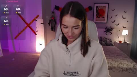 Snapshot of bellla_haddid chatting on 10.24.25 Bella online show from 10.24.25