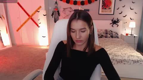 Snapshot of bellla_haddid chatting on 10.26.25 Bella online show from 10.26.25