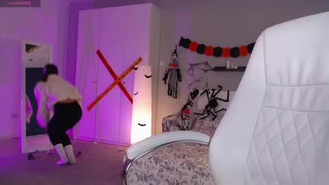 Snapshot of bellla_haddid chatting on 10.29.25 Bella online show from 10.29.25