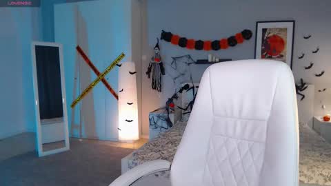 Snapshot of bellla_haddid chatting on 10.30.25 Bella online show from 10.30.25