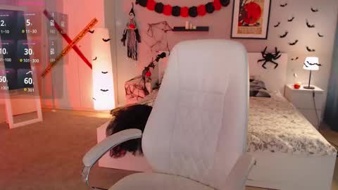 Snapshot of bellla_haddid chatting on 10.31.25 Bella online show from 10.31.25