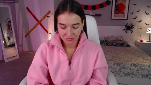 Snapshot of bellla_haddid chatting on 11.02.25 Bella online show from 11.02.25