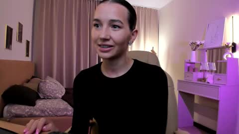 Snapshot of bellla_haddid chatting on 11.14.25 Bella online show from 11.14.25