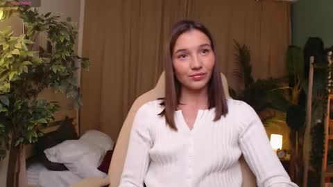 Snapshot of bellla_haddid chatting on 11.18.25 Bella online show from 11.18.25