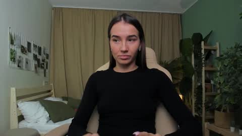 Snapshot of bellla_haddid chatting on 12.02.25 Bella online show from 12.02.25