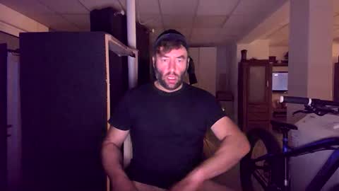Snapshot of bengi1984 chatting on 10.12.25 Robert  1984 online show from 10.12.25