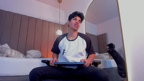 BENJAMIN online show from 05.10.26
