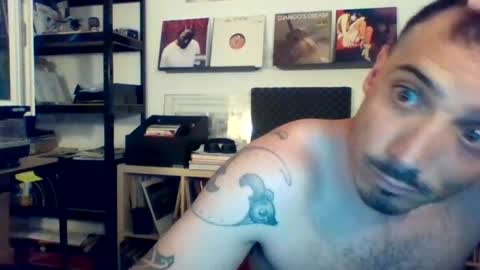 Snapshot of bennyhola chatting on 06.22.26 BennyHola online show from 06.22.26