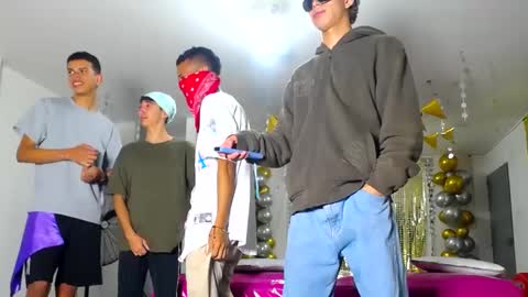 Snapshot of benz_boys chatting on 02.13.25 benz boys online show from 02.13.25