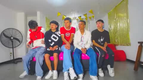 Snapshot of benz_boys chatting on 02.28.25 benz boys online show from 02.28.25