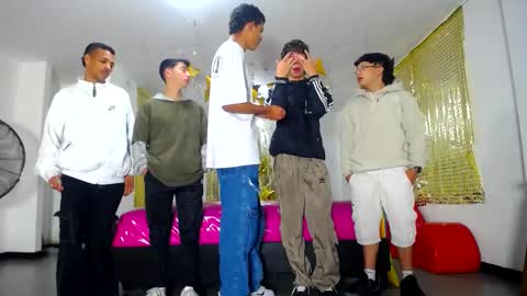 Snapshot of benz_boys chatting on 03.03.25 benz boys online show from 03.03.25