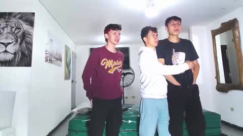 Snapshot of benz_boys chatting on 10.08.25 benz boys online show from 10.08.25