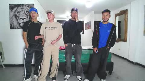 Snapshot of benz_boys chatting on 11.04.25 benz boys online show from 11.04.25