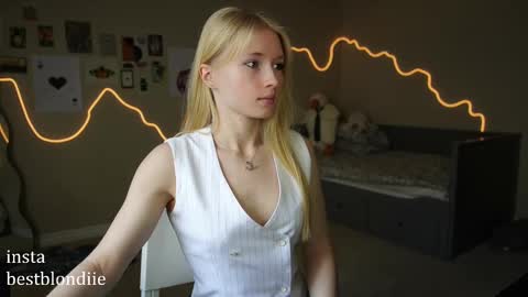 Chloe Next stream on Friday online show from 03.03.25