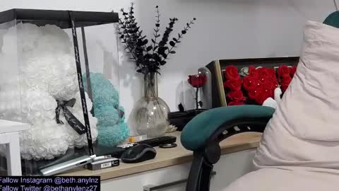 bethanylenz2 online show from 11.22.25